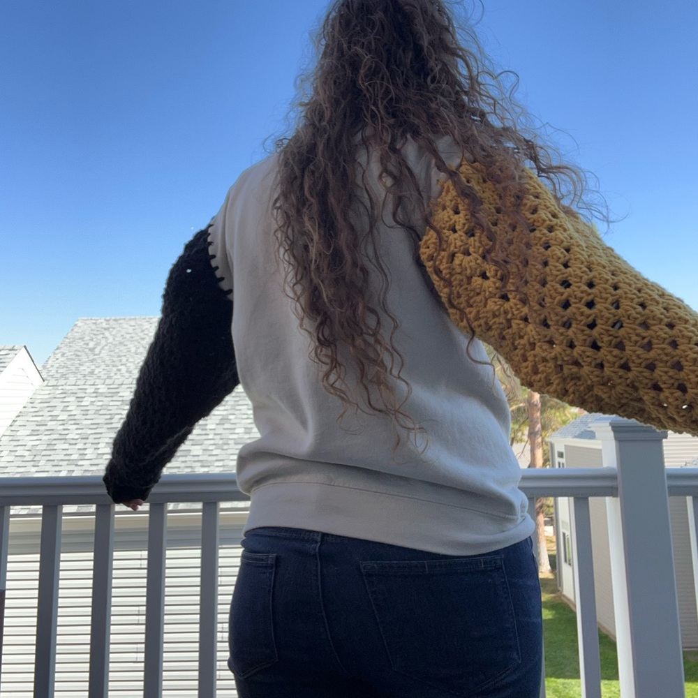 Purdue sweatshirt with crochet‎ sleeves - Picture 6 of 7